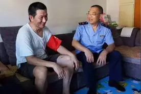 一等功臣杨启良，独身守阵地4小时歼越军18名，转业却被恶霸欺负图片