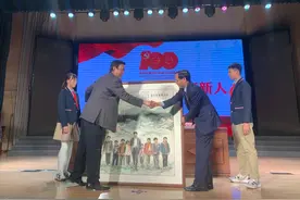 河南省实验小学师生共赏党史中的美术经典作品 获赠张玉滚画像图片