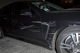 故事：外卖小哥撞到豪车，车主要他赔6万，小哥拿出身份证时车主愣了图片