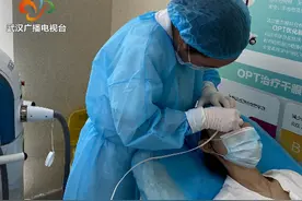 女子眼睛时常刺痛流泪，到医院才知患上这种病！常看手机电脑需警惕图片