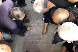 曾经风靡农村的民间掐方棋 只剩下高龄老人会玩了图片