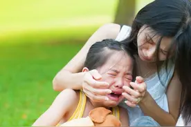 好胜心太强的孩子，是"怕输"还是"不服输"？父母需正确引导图片