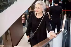 俄罗斯60岁奶奶，坚持瑜伽10年，成为老年模特，老得优雅精致图片