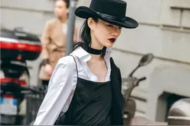 “韩国第一超模”个性十足，街拍大摆“臭拽脸”她连婚纱都穿黑色图片