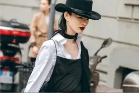 “韩国第一超模”个性十足，街拍大摆“臭拽脸”她连婚纱都穿黑色图片