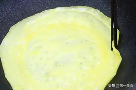 4个鸡蛋2勺淀粉，教你煎蛋皮！记住2点又薄又嫩，30秒煎一张图片