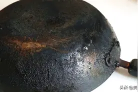 铁锅黑油垢太多？分享超全面、实用的快速清洗技巧，方法快又简单图片
