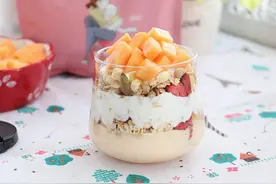 自制木瓜酸奶杯，健康低脂又高颜，做早餐或是下午茶都不错哟图片