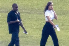 坎耶法国约会伊琳娜，两人前后脚下私人飞机，双双拿衣服遮脸图片