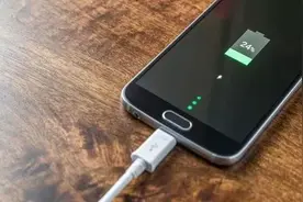 手机充电一夜不拔对电池有坏处吗，你做错了太多图片