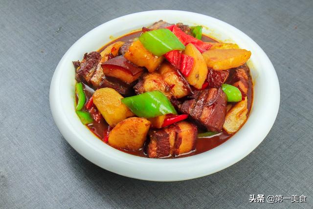 大厨教你土豆红烧肉最简单的家常做法，味道鲜美，好吃不油腻