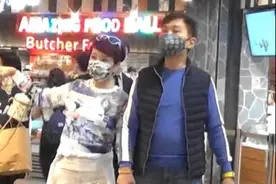 69岁狄波拉风韵犹存，与小11岁老公牵手逛街，举牌示爱超宠溺图片