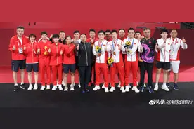 刘国梁含泪点名表扬孙颖莎！国乒天团合照庆祝，刘诗雯竖起大拇指图片