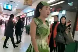 女子为出名竟穿着“白菜叶子”逛街！造型奇特网友感叹不忍直视图片