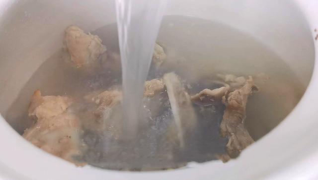 炖大骨头汤第一步直接炖就错了，大厨教你一招，汤浓白又营养