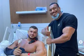 健美猛男卧推220KG 3秒后胸肌撕裂图片