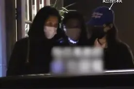 赵丽颖冯绍峰见面时间太少了，难得抽空约饭，吃完又各自乘车离开图片