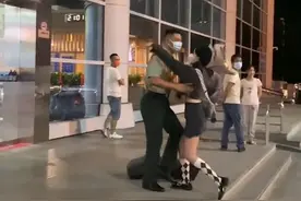 河南一女孩机场接退伍男友，瞬间连人带花被一把托起男友力满满图片