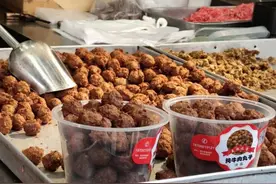 西安这家卖丸子的小店，因老板娘神仙颜值走红，一天卖出3000多斤图片