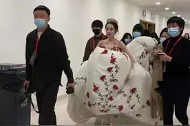 男星为增高有多拼？王一博女装配高跟短靴，杨洋罗云熙都是厚底鞋图片