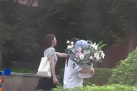 高圆圆收工飞奔回家，动作灵活破二胎传闻，助理抱硕大捧花跟身后图片