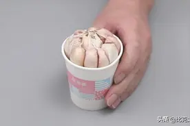 一次性纸杯里放一颗大蒜，摆在阳台作用太棒了，家里人都喜欢图片