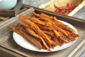 我家的辣条从不在外面买，准备一袋腐竹，几分钟就搞定，干净卫生图片