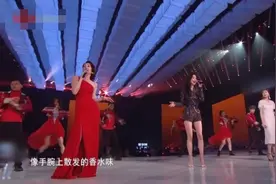 三人唱《红色高跟鞋》，刘敏涛表情管理失败，韩雪战胜死亡镜头图片