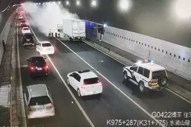 突发！博深高速银瓶山隧道一货车发生自燃！现场浓烟滚滚！图片