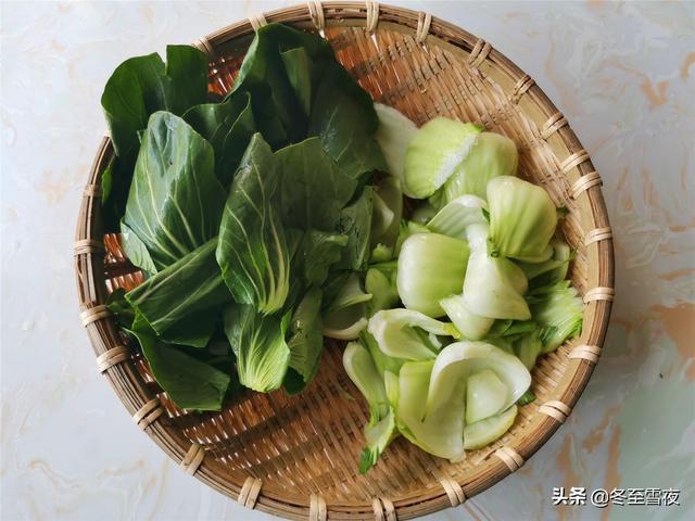 油菜和香菇天生是一对，素炒更美味，油菜翠绿，香菇味美下饭
