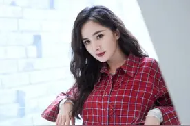 杨幂的这条阴阳丝袜充分证明，黑丝袜是真的显瘦啊图片