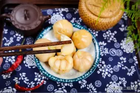 大蒜里倒入雪碧，原来饭店是这样腌糖蒜的，脆爽可口，好吃不腻图片