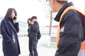 美女掏手机掉了100块，旁边小情侣迅速踩脚下，环卫工看不下去了视频封面
