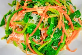 第一美食：厨师长把胡萝卜菠菜拌一起，味道鲜美，真正农家凉拌菜视频封面