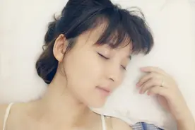 “每天要睡够8小时”是骗人的，千万别被忽悠，科学睡眠时间公开图片