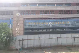 学校变“孤岛”？郑州一小学周边3条道路都在围挡施工，2000多名师生出行艰难图片