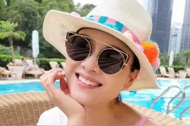 开启暑假模式，40岁靓妈陈茵媺狂晒泳衣照，展迷人腰线少女感满满图片