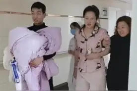 “硬核产妇”走红，顺产完靠自己走出产房，网友感叹：为母则刚图片