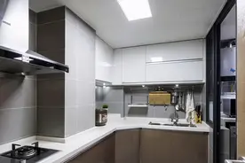 厨房转角加1条边，直角变钝角，给台面“偷空间”，好有心机啊图片