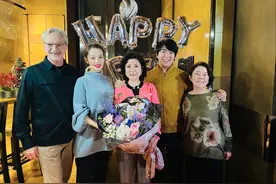 吉娜带爸妈为婆婆庆生，亲妈打扮朴素，吉娜7月孕肚平坦到不真实图片