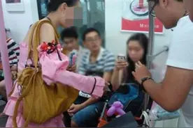 陌生人街头“求扫码”还送礼物，背后猫腻曝光图片