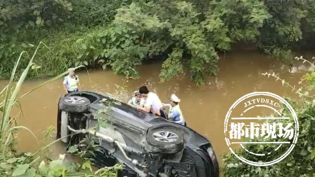事发吉安！新手男子开着新车，一个不小心，夫妻二人双双坠河