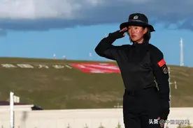 “仙女教官”次尼拉姆：海拔4600米，连续翻动150公斤轮胎10次图片