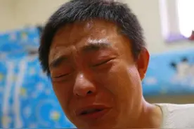 8岁女儿一换衣服就锁门，宝爸好奇扒门缝，看完后泪水在眼眶打转图片
