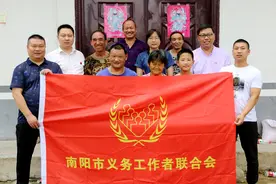 河南12岁男孩，照顾残疾养父，双目失明奶奶，没有血缘但有孝心图片