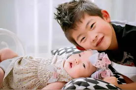 哥哥写作业太无聊，将妹妹拎桌上当“吉祥物”，相处画面超暖心图片