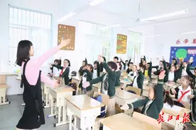 你以为的“石头剪刀布”是用手出，这个小学里，学生手脚并用图片