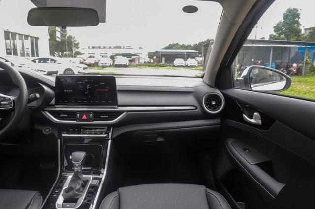 油耗堪比日系，配置不输国产，定价不高优惠大，起亚K3值得买吗？