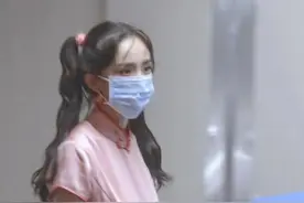 杨幂在机场被狗仔偷拍，粉红色旗袍身材凹凸有致！图片