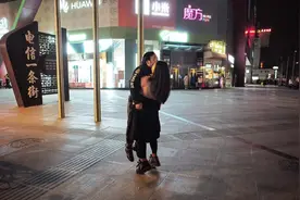 他拍下成都街头上百对情人的拥抱，我看不到脸，却感觉得到了爱图片